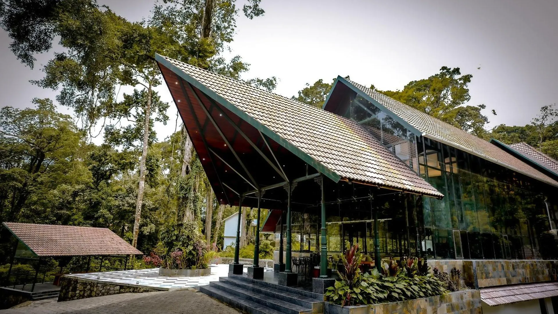 Elixir Woods Luxury Resort And Spa, Munnar 4*,